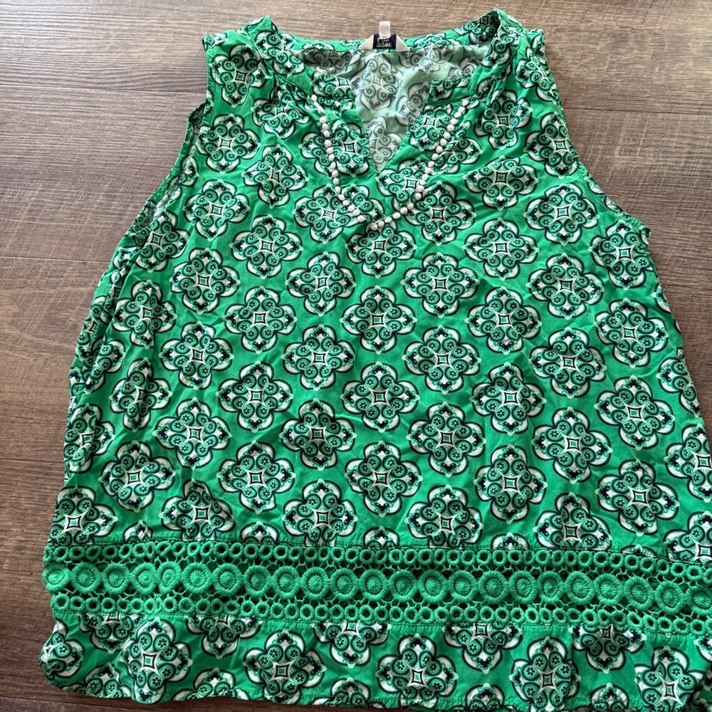crown & ivy Green Printed V-Neck Sleeveless Top